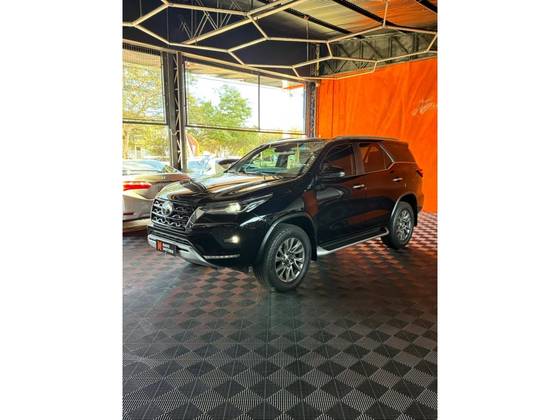 TOYOTA HILUX SW4 2.8 D-4D TURBO DIESEL SRX 7L 4X4 AUTOMÁTICO TOYOTA HILUX SW4 2.8 D-4D TURBO DIESEL SRX 7L 4X4 AUTOMÁTICO